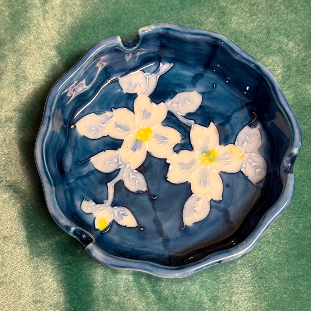 COLIBRI Japan 70’s Blue w/White Dogwoods Porcelain Ashtray in NEW Condition 🦄